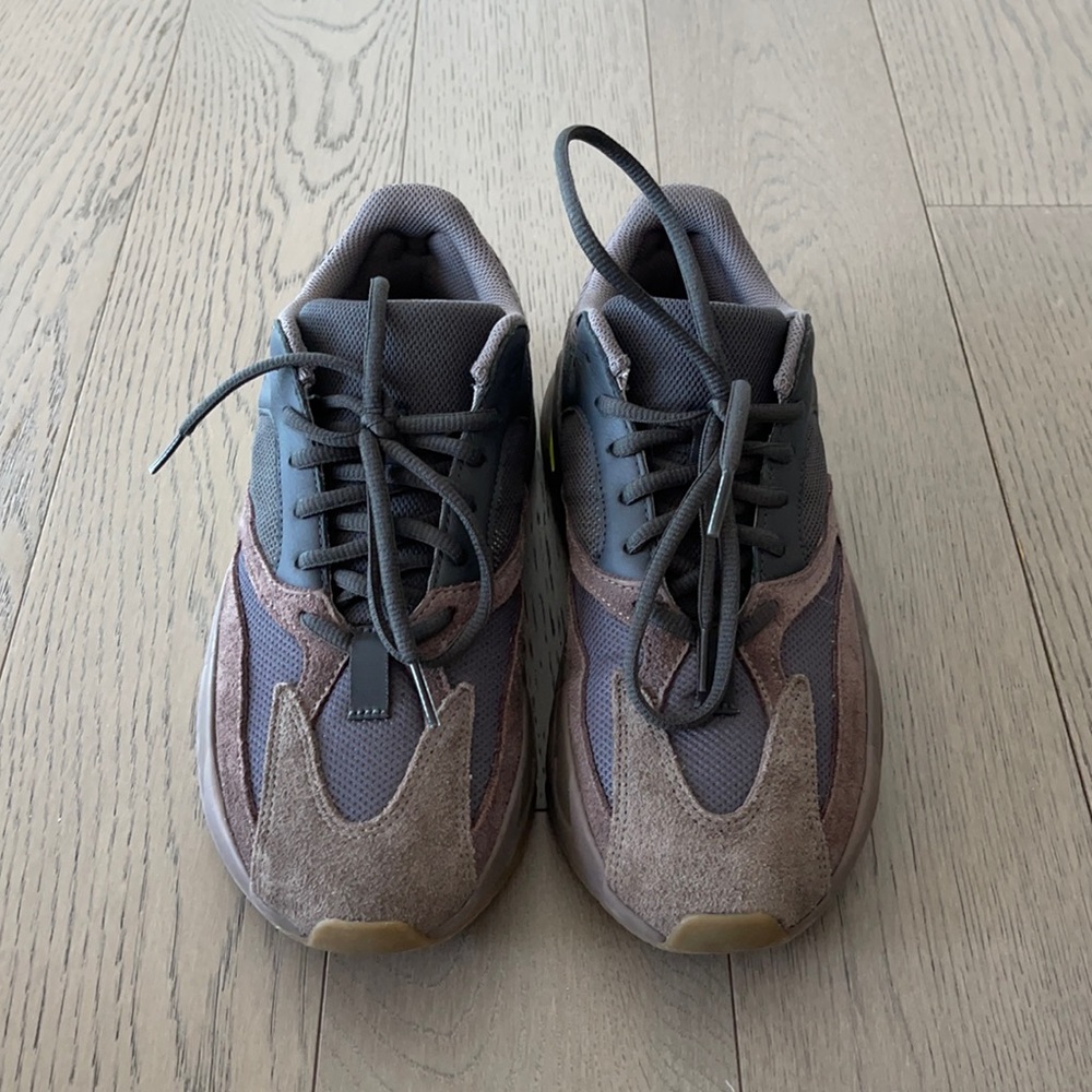 Yeezy 700 Grey and Green size 8 Men’s